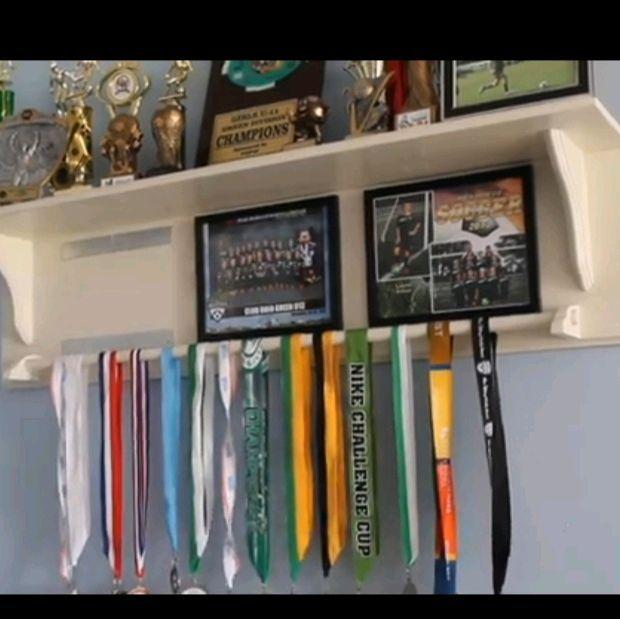 Rak piala/gantungan medali/rak kayu/rak dinding