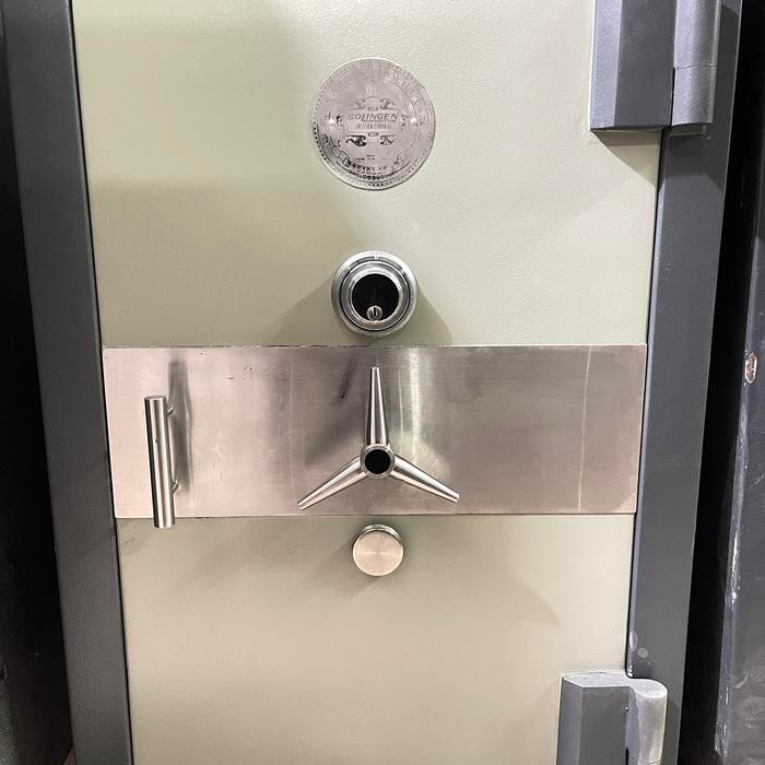 Terlaris Brankas Solingen Dazzle 3