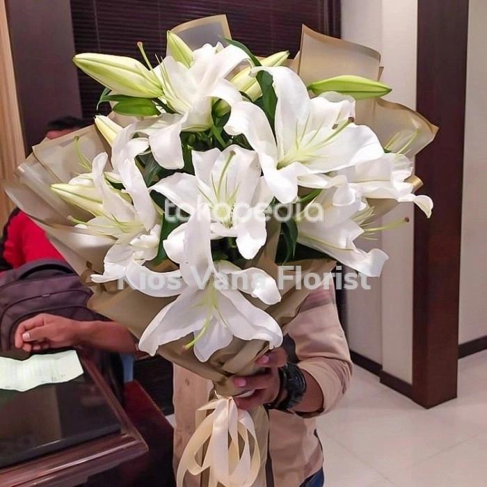 Hand Bouquet Bunga Lily Putih Buket Lamaran, Wisuda, Kado Pernikahan