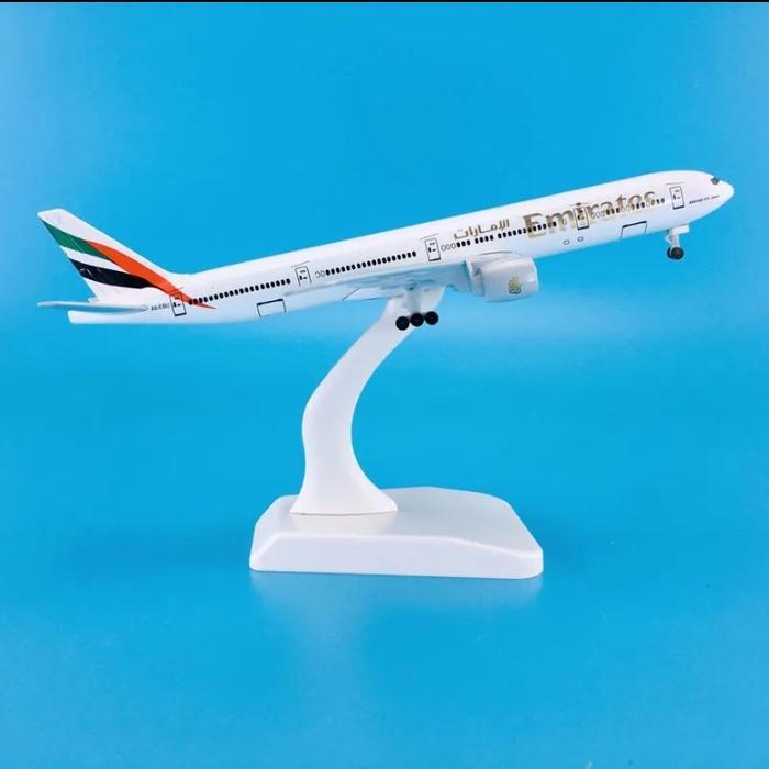 Miniatur Diecase Pesawat Emirates Panjang 20 cm Ada Roda b777