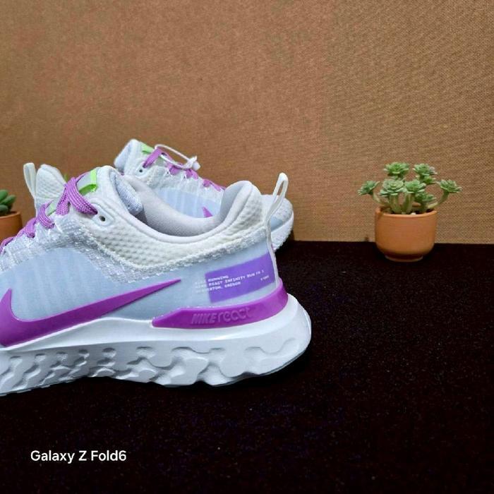 Nike Sepatu Epic React Wanita Original dengan Desain Ungu dan Hijau Neon