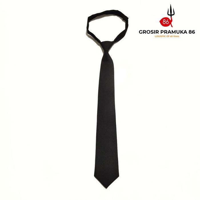 Dasi Hitam, Bahan Famatex