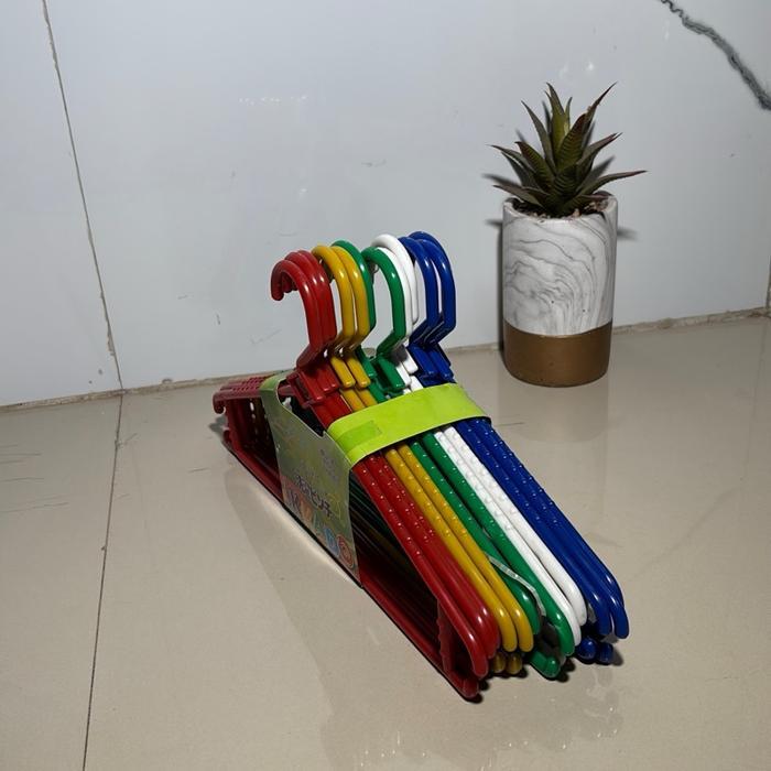 IKKADO Hanger Plastik Rotan DP Gantung Baju Plastik Warna-warni untuk Penyimpanan Pakaian Efisien