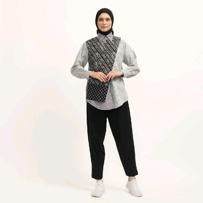 Saiara Raisha Salur Abu Kemeja Batik Kombinasi
