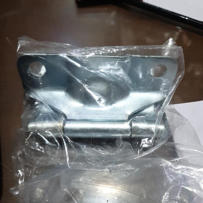 Engsel Pintu Bak Belakang Triton Mn136381