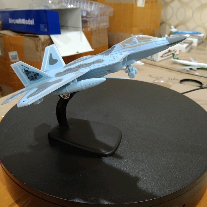 Miniatur Diecast Pesawat Tempur F-22 Raptor Panjang 22 Cm Bahan Besi Ada Lighting Bisa Bunyi