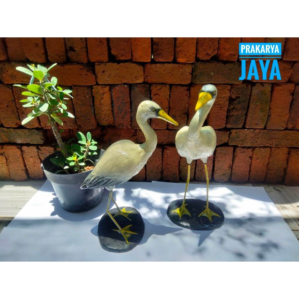 Patung burung bangau hiasan taman