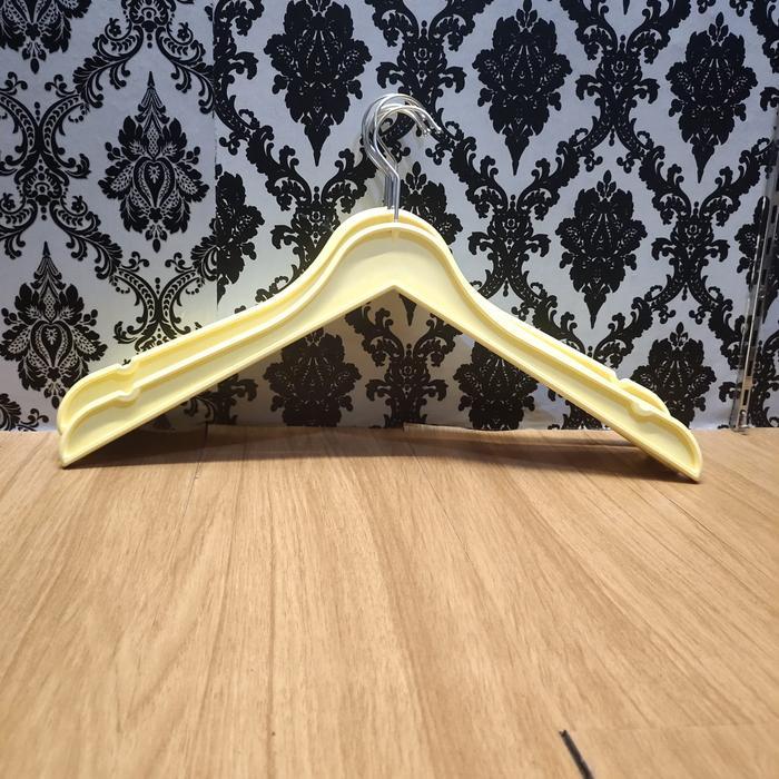 hanger plastik warna cream