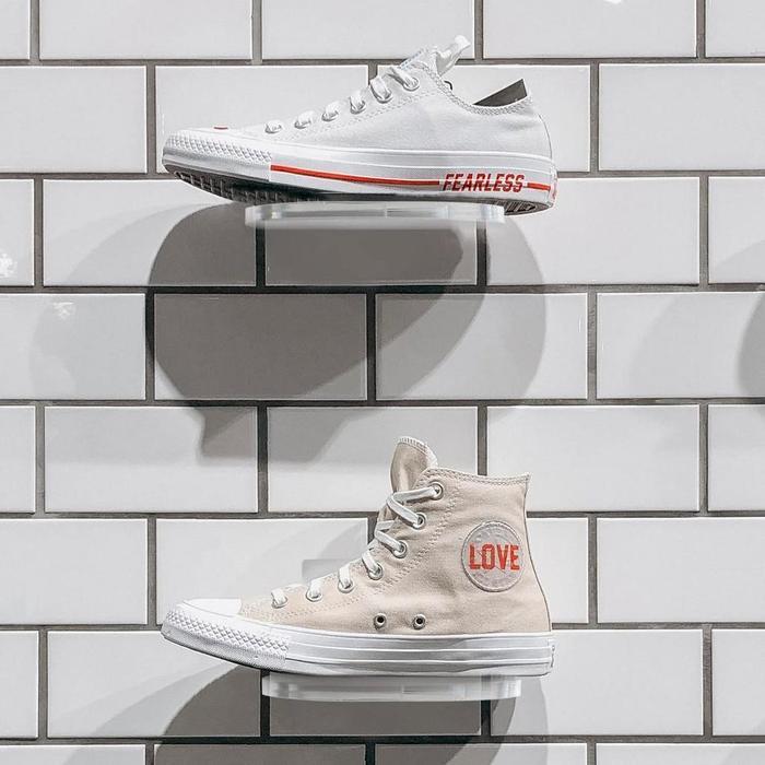 Display Sepatu / Rak Sepatu / Rak Pajangan Sepatu Display / Akrilik Rak Gantung Sepatu / Tempel