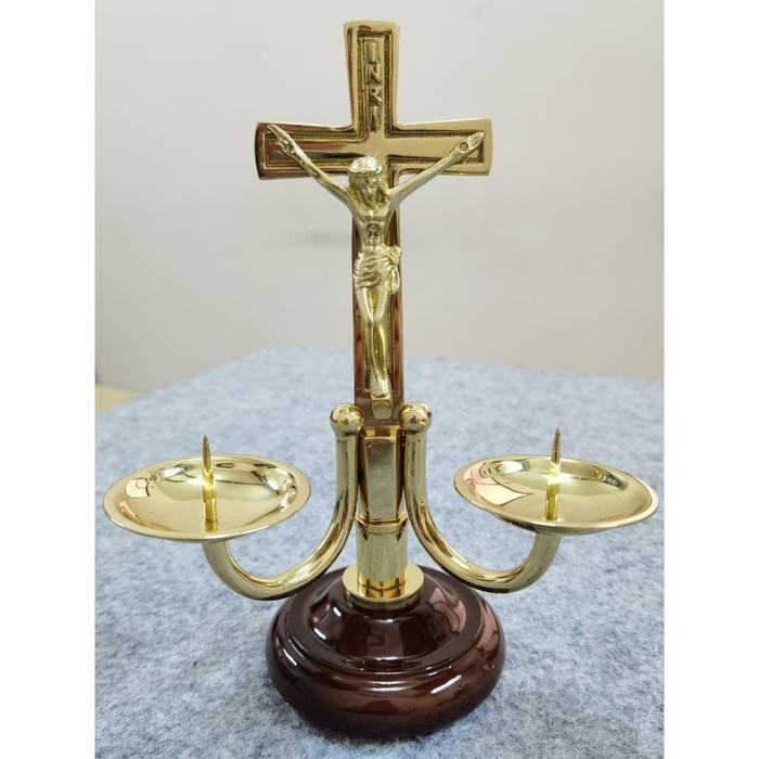 Tempat lilin 2 dengan salib Tuhan Yesus