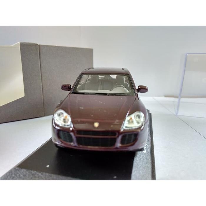 DIECAST PORSCHE CAYENNE MINICHAPMS 1:43