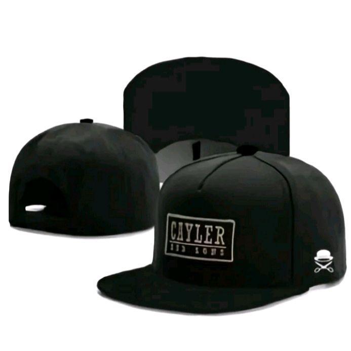 Topi Snapback Cayler & Sons Topi Baseball Hitam dengan Logo Cayler & Sons dan Simbol Skull di Sisi