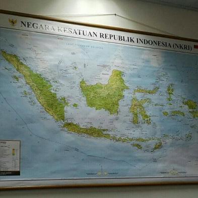 Peta Indonesia Bingkai Kayu Lapis Kain