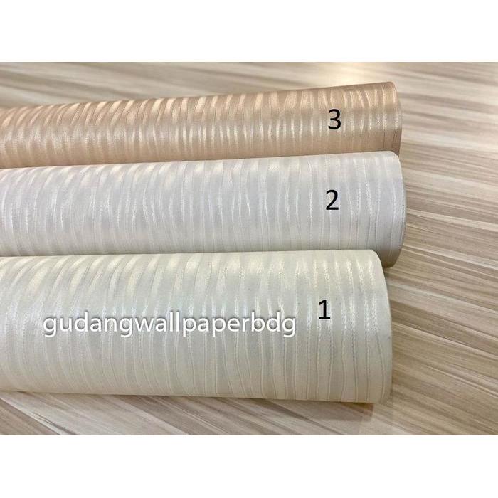 Wallpaper Vinyl Dinding Roll Besar Motif Polos Salur Bergelombang Putih Broken White Bronze