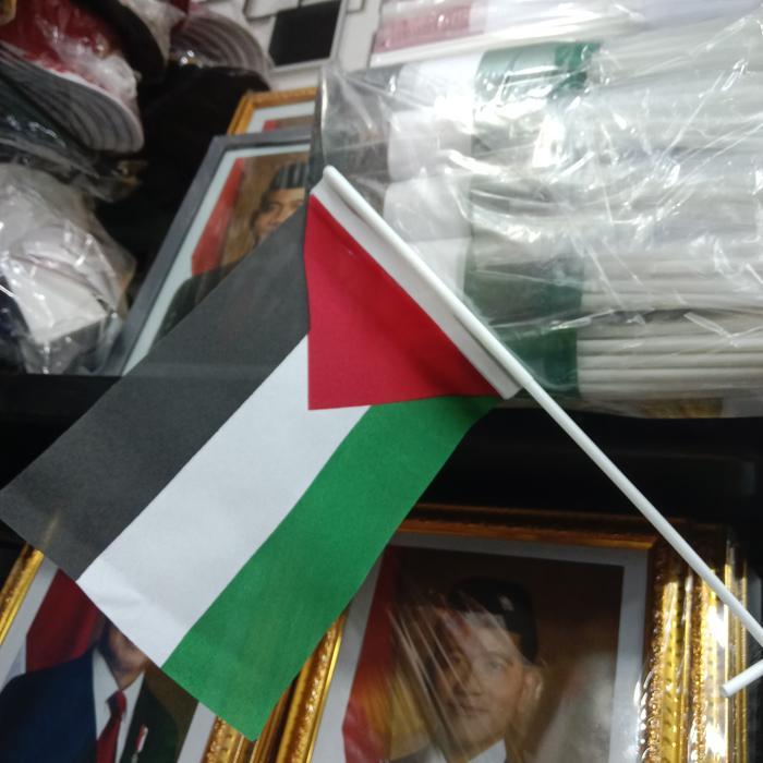 bendera Palestina mini dipegang ditangan