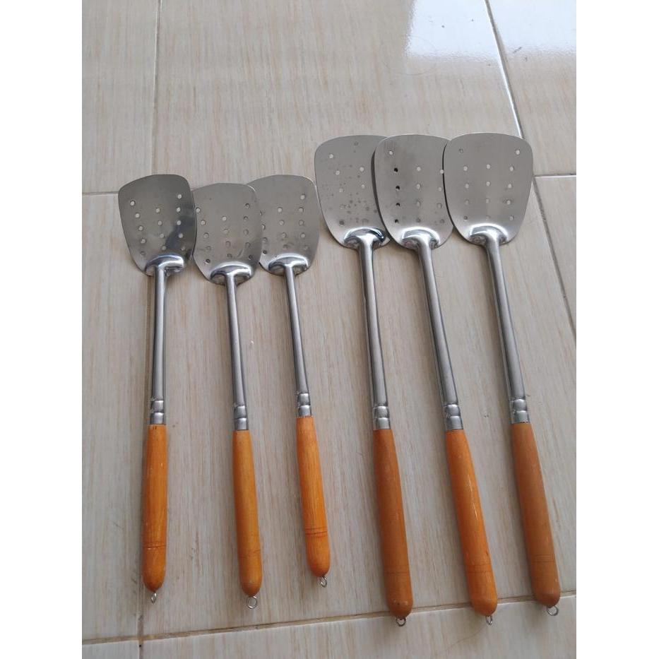 SODET SPATULA LUBANG SUTIL MASAK GAGANG KAYU BERLUBANG