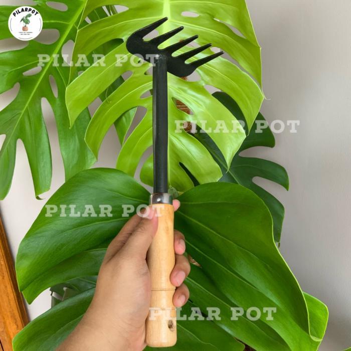 TamanHijau- Garpu Besi Gagang Kayu Untuk Garukan Tanah Berkebun - Garpu Tanah