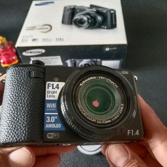 Samsung Kamera Pocket EX2F  Lensa F1.4 dan 3-inch Amoled LCD Built-in ND Filter bukan NX mini