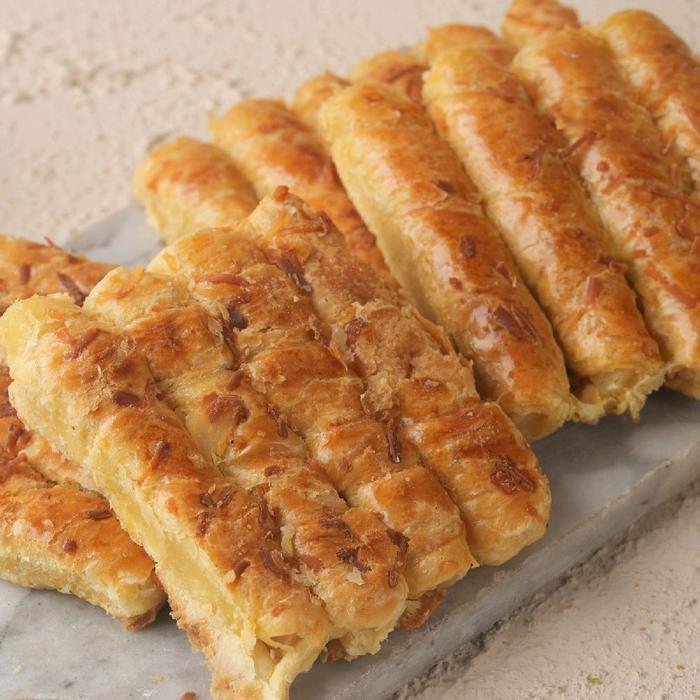 Terlaris {KHUSUS JABODETABEK SEKITARNYA} CHESSREOLL FIKA CAKES Renyah Dengan Keju Yang melimpah