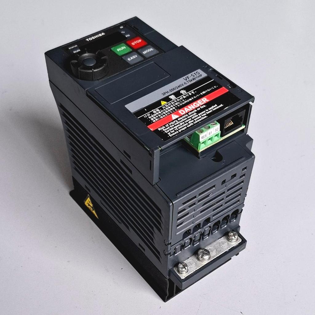 inverter TOSHIBA 0.75kw 220v 3ph input type : VFS15-2007PM-W1
