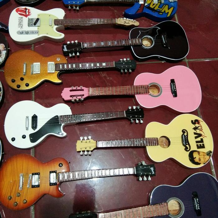 MINIATUR GITAR BAGUS SUPER + Dudukan bagus