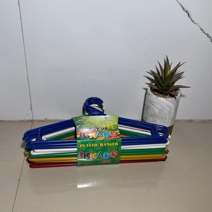 Ikkado Hanger Plastik Rotan Dp Gantung Baju Plastik Warna-Warni Untuk Penyimpanan Pakaian Efisien