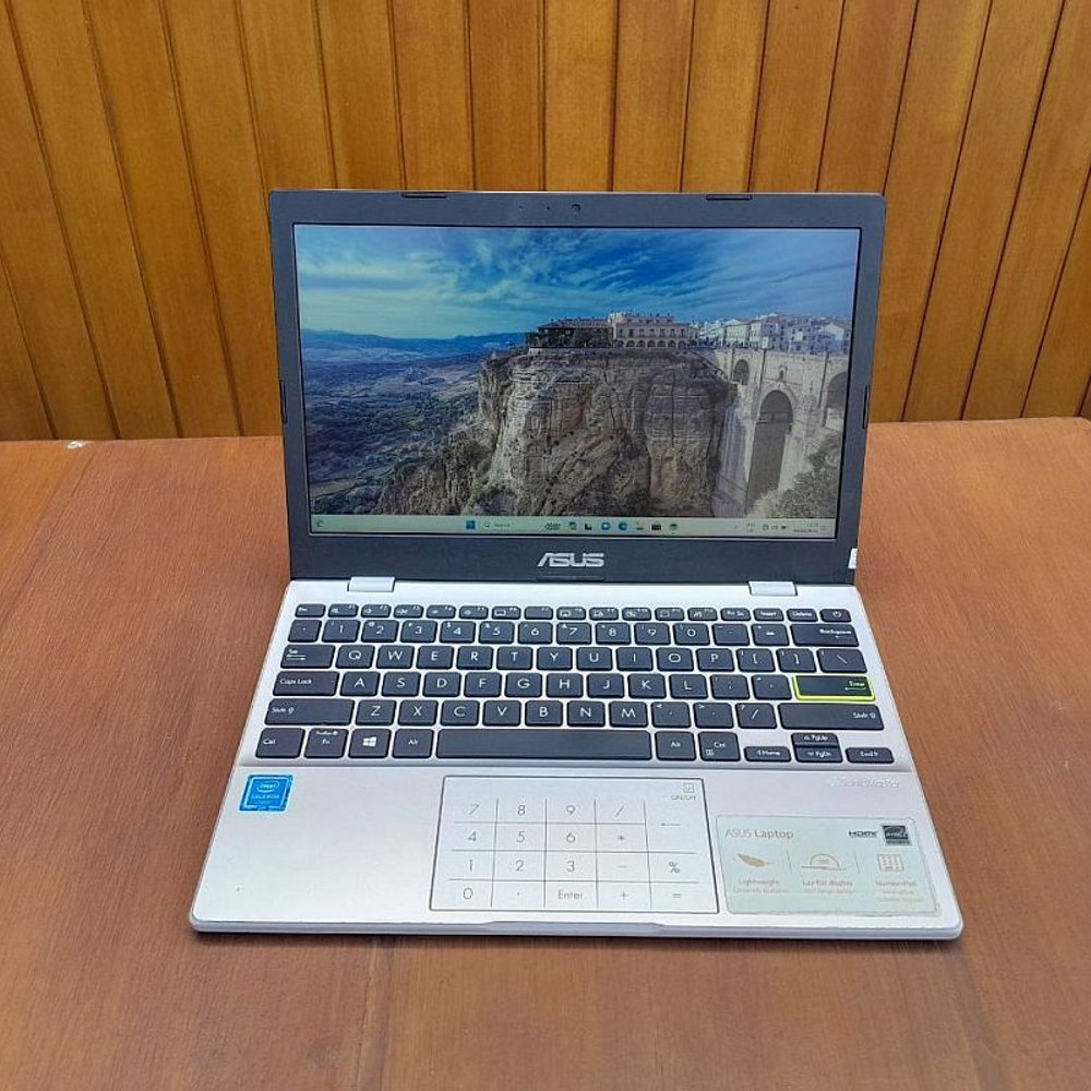 Laptop Asus Vivobook E210MA Celeron N4020 Ram 4Gb Ssd 256Gb Cocok Untuk Owner Bisnis Second Berkuali
