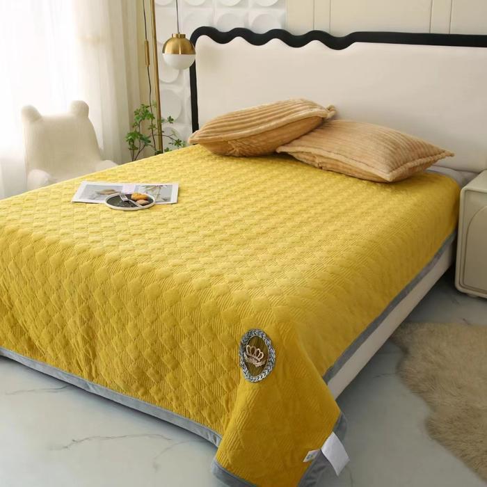 Selimut Polos Embos Bahan Polyester Tebal dan Berkualitas Ukuran 150 cm & 180 cm