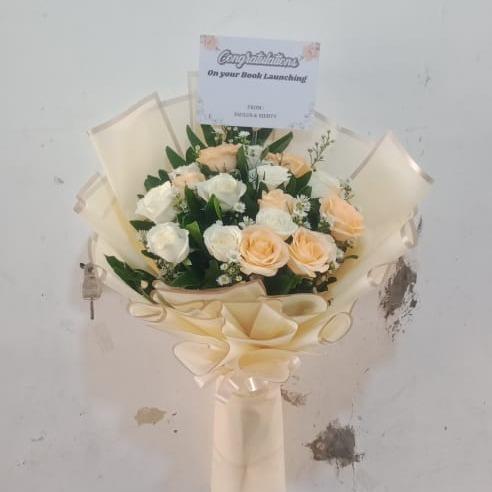 Buket bunga mawar peach mix bunga mawar putih asli dan