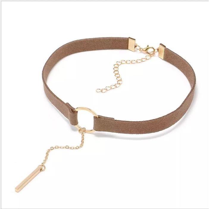 choker coklat dengan rantai emas