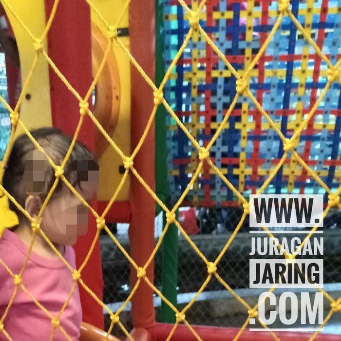 Jaring Mandi Bola, Playground Dan Pengaman