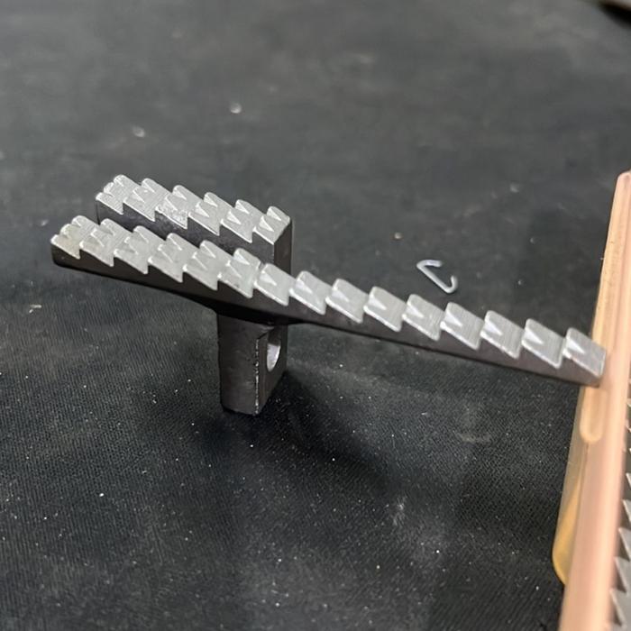 Feed Dog Mesin Jahit Obras Karpet/Carpet