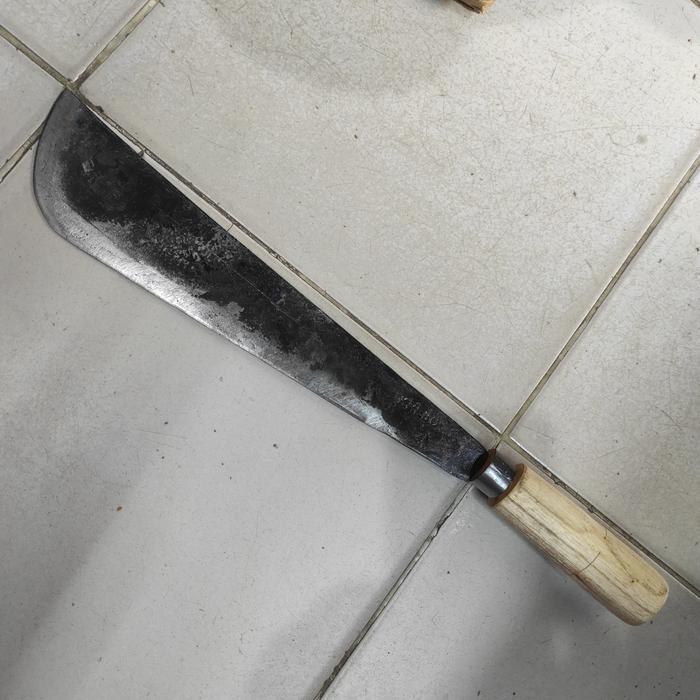 golok potong dahan pohon tanaman