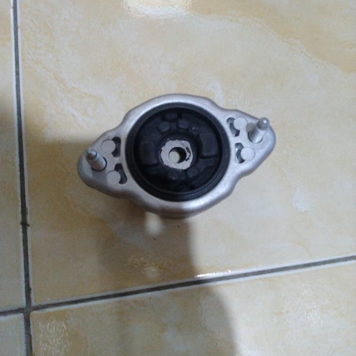 Mounting Shock Belakang Mercedes Benz W204 W212