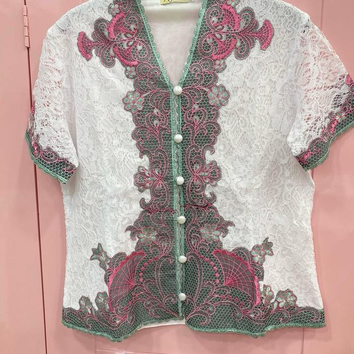 Kebaya Modern Bordir Putih Pink