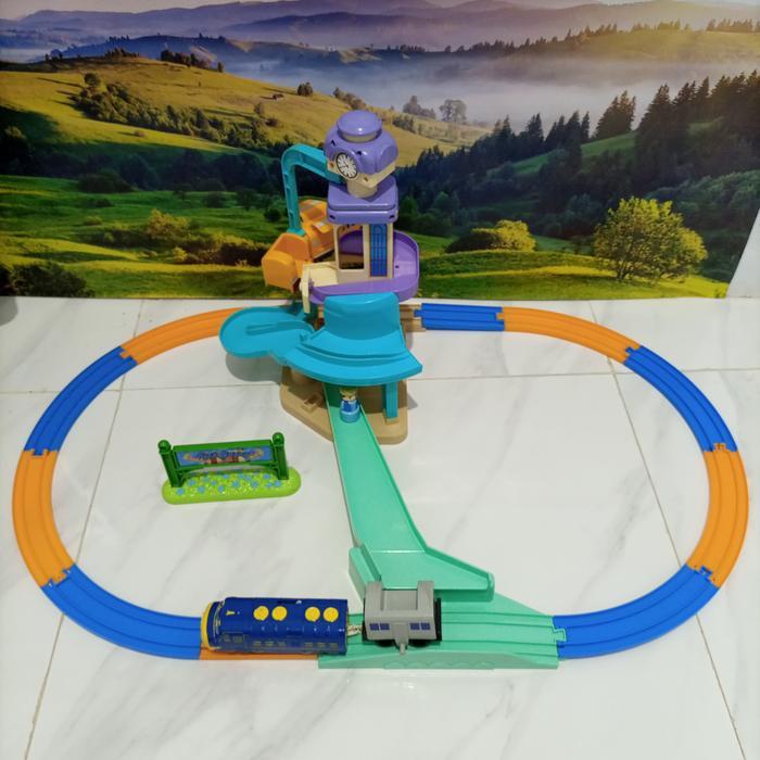 TAKARA TOMY PLARAIL CHUGGINGTON BREWSTER WITH ACTION CLOCK TOWER