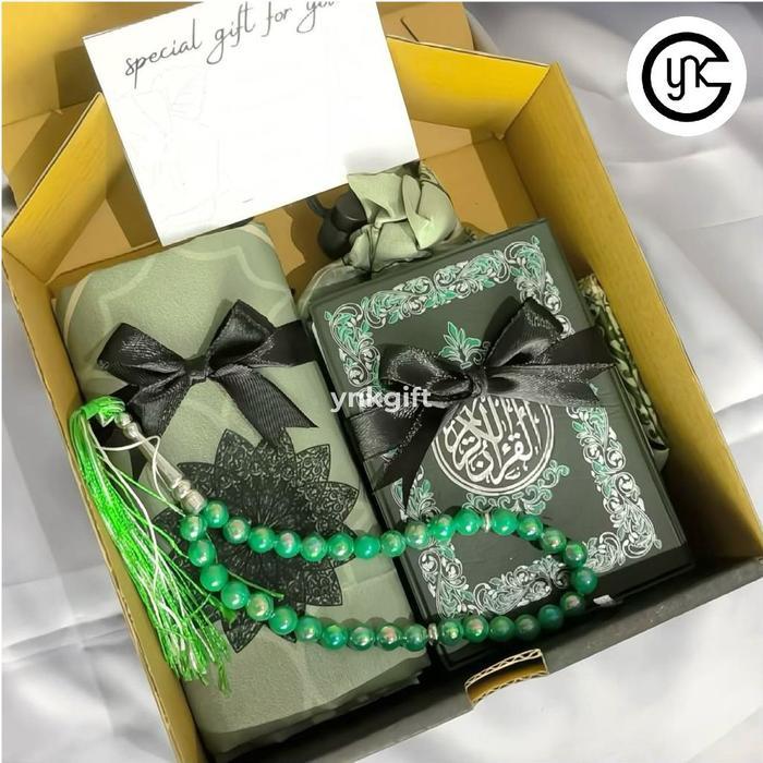 YNK Gift Hampers Sajadah + Alquran Traveling Kado Wisuda, Ulang Tahun Cewek & Cowok, Hadiah Islami