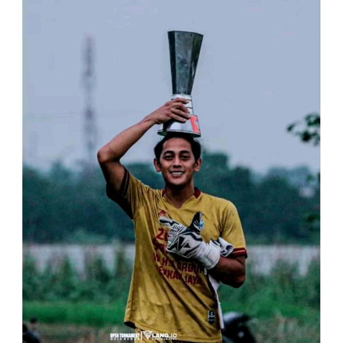 Piala Sepak bola Piala Bulu Tangkis Piala Voli Piala Tenis / piala trophy