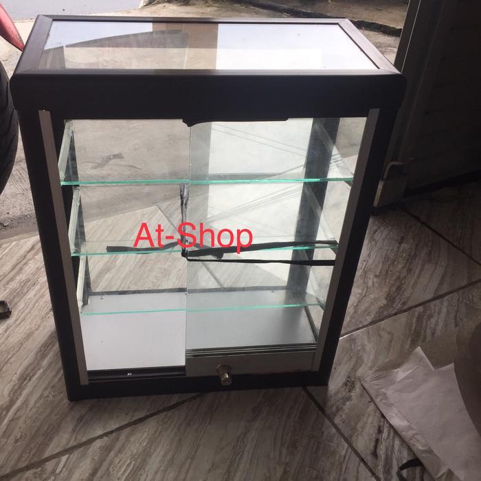 Etalase Kaca Kecil