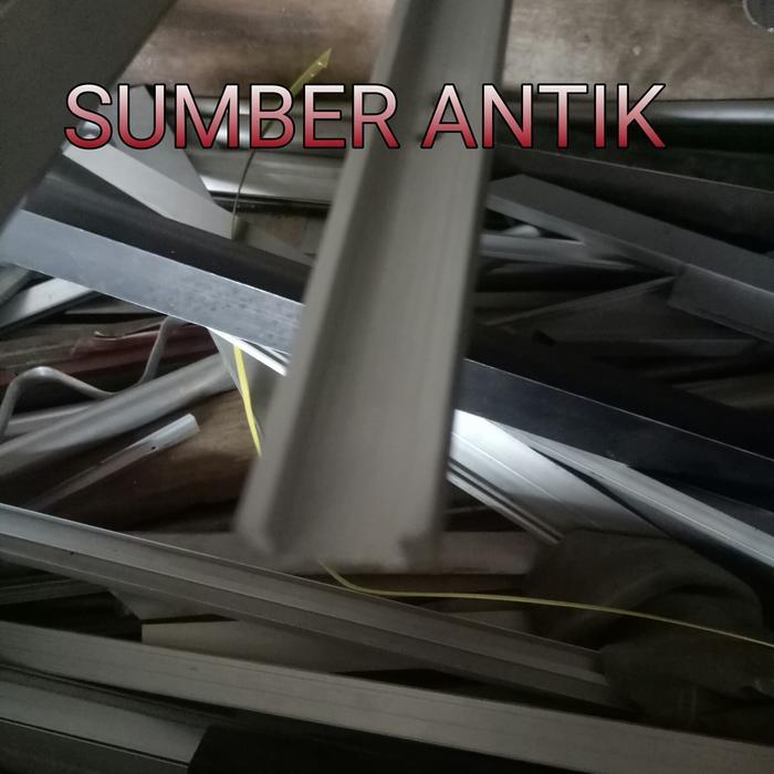 Rel U Showcase Etalase Aluminium