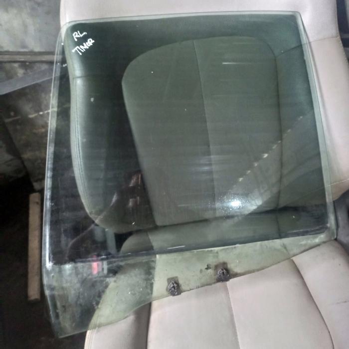 kaca pintu belakang kiri Timor