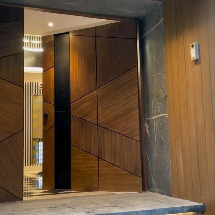 Pintu Utama Pivot Kayu Jati Modern dengan Desain Geometris Elegan untuk Rumah Mewah