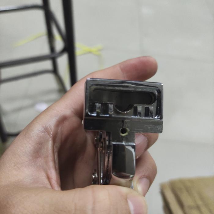 Pembolong hanger gantungan