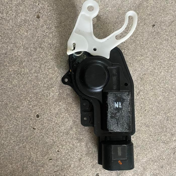 MOTOR DOORLOCK DOOR LOCK PINTU BAGASI INNOVA ORIGINAL PASSSS