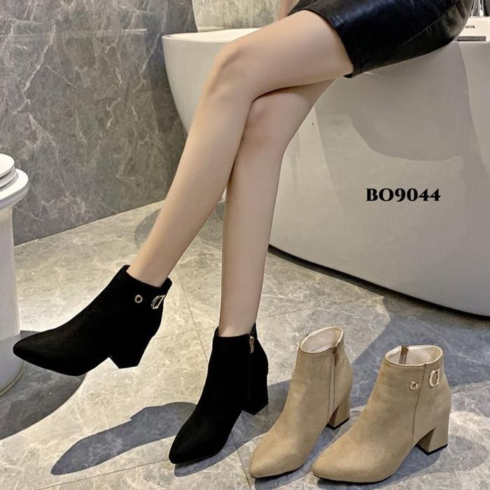Aerostreet - Sepatu Boots Bludru Suede Shoes Black Khaki Tinggi 6.5Cm Sandal Wanita Flat Ala Korea