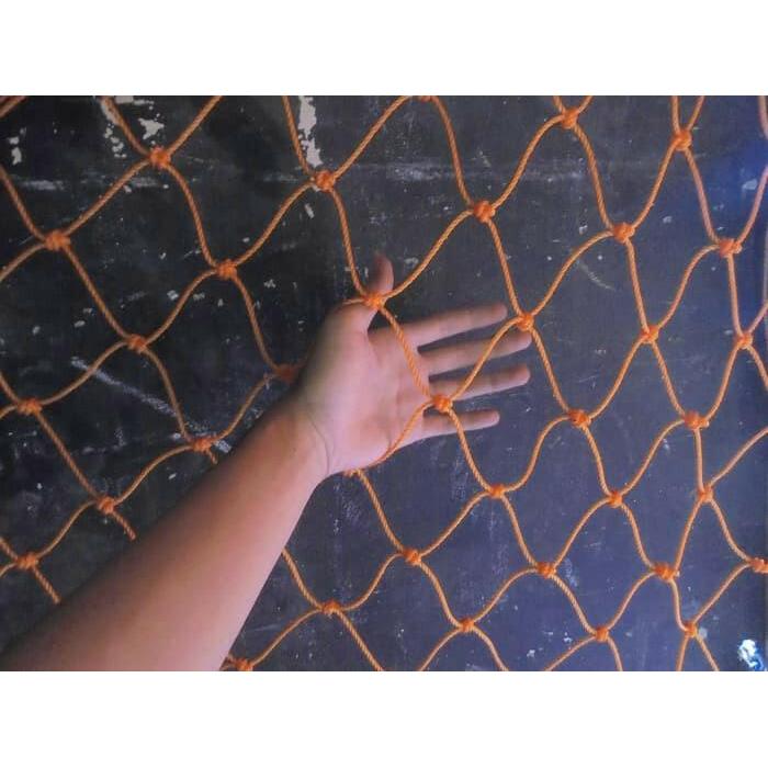 Jaring tutup toko dan mobil pick up