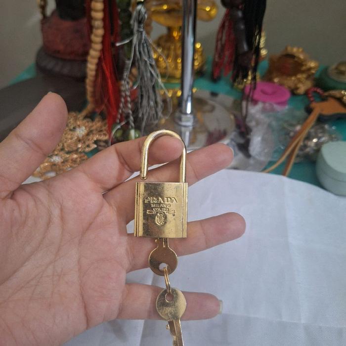 ASLI Gembok tas prada Untuk aksess tas prada Limited Barang terawat Pemakaian pribadi READY STOCK