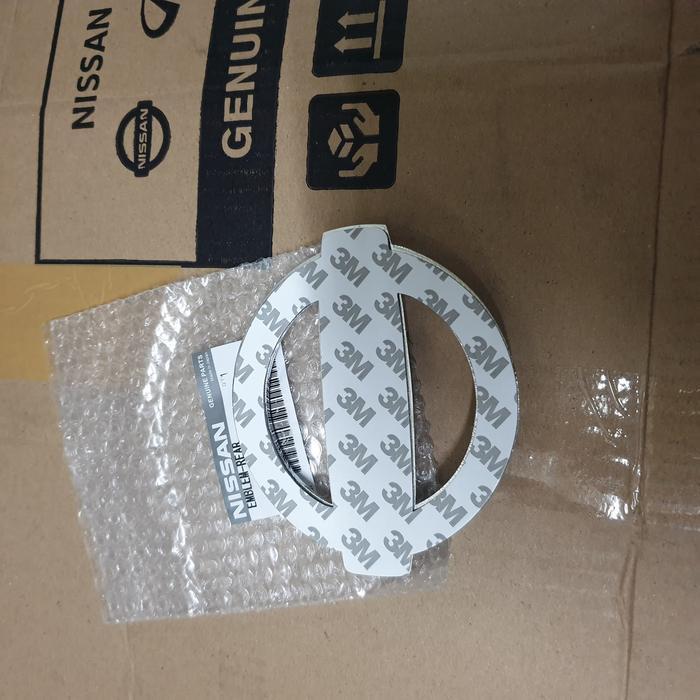 Grand Livina L10 Emblem Belakang Logo Nissan Oem 90890-Cj01A
