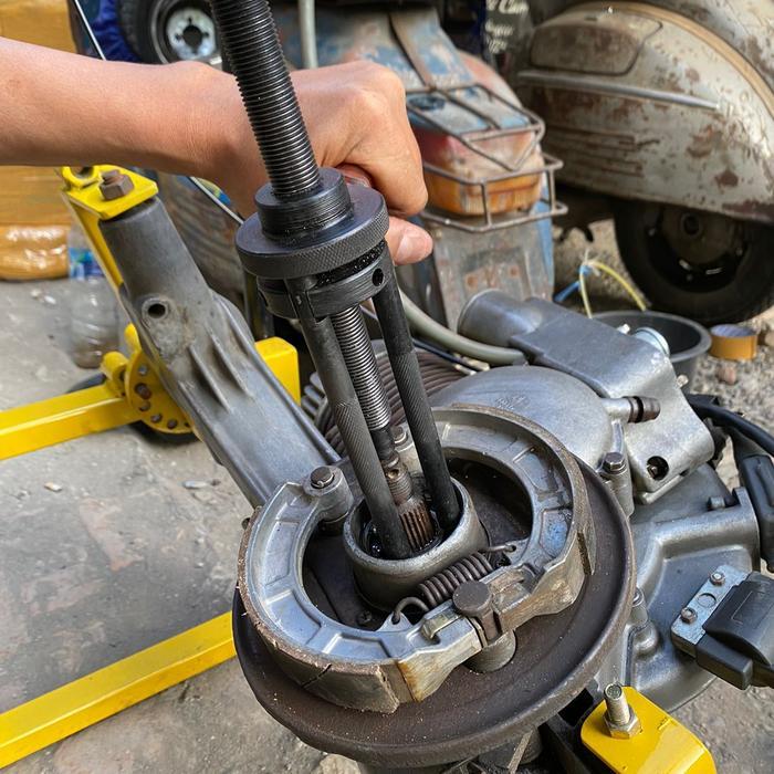 Tracker traker alat bantu copot laher bearing roda belakang vespa