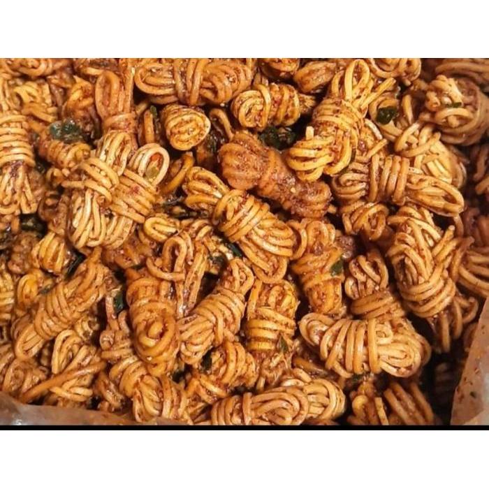 Mie Gulung 500 Gram Mie Uwel Pedas Daun Jeruk Milung Mie Lilit Snack Kiloan Makanan Ringan Cemilan